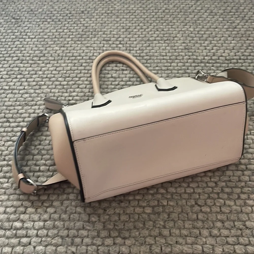 Guess Large Satchel Crossbody Bag with LEOPARD interior print - Picture 10 of 12